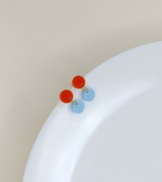 Dotty acryl oorbellen in oranje lichtblauw