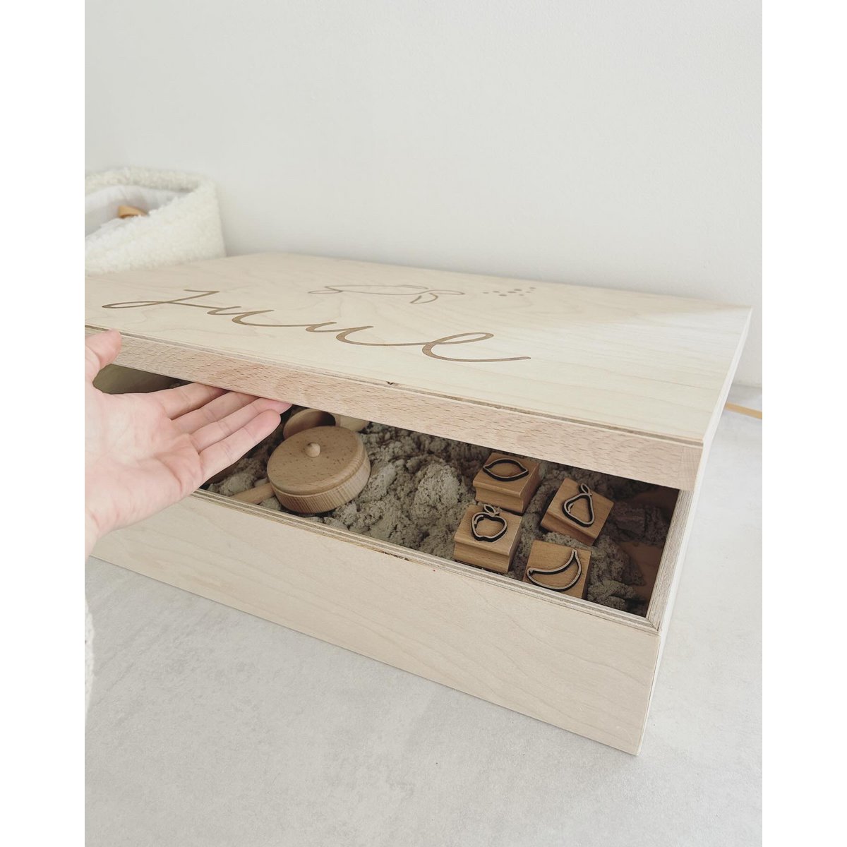 Sinnesspielkiste aus Holz · Ihr Logo