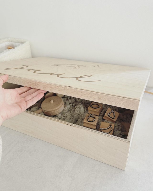 Caja de juegos sensoriales de madera · tu logo