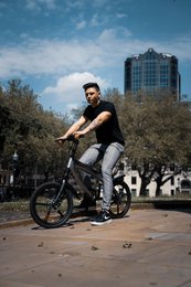 La bicicleta eléctrica Cruzaa Pedal Assist Bluetooth Solarbeam Yellow