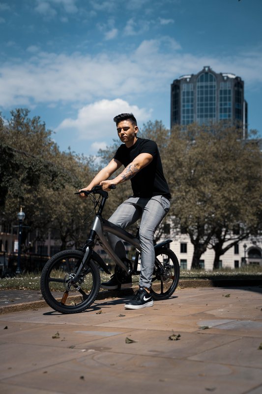 La bicicleta eléctrica Cruzaa Pedal Assist Bluetooth Solarbeam Yellow