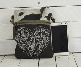 Bolso tradicional domelo. Bolso bandolera para mujer. Bolso bandolera tirolés fabricado en lona y piel. Bolso de mano de estilo tradicional con estampado de edelweiss de corazones. Bolso bandolera para mujer como complemento del Oktoberfest.