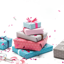 Triangoli di carta da avvolgimento rosso - carta da avvolgimento grafico rosso rosa, perfetto per i regali per la festa della mamma, come imballaggio per regali di San Valentino o carta da avvolgimento neutro per le donne.