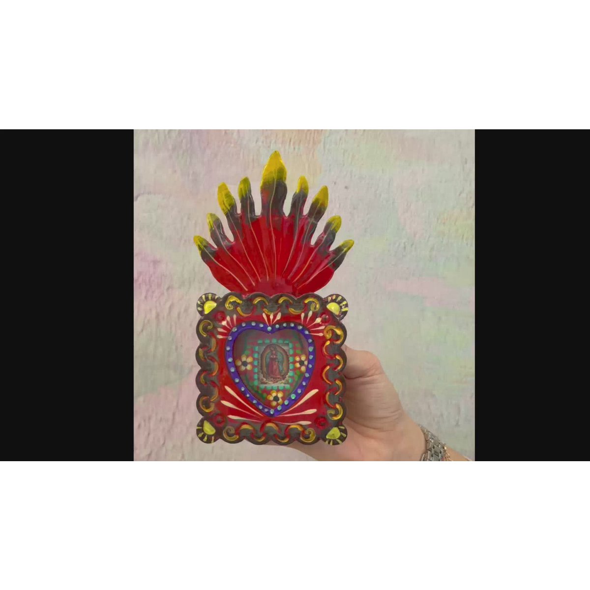 Teca Guadalupe con llama