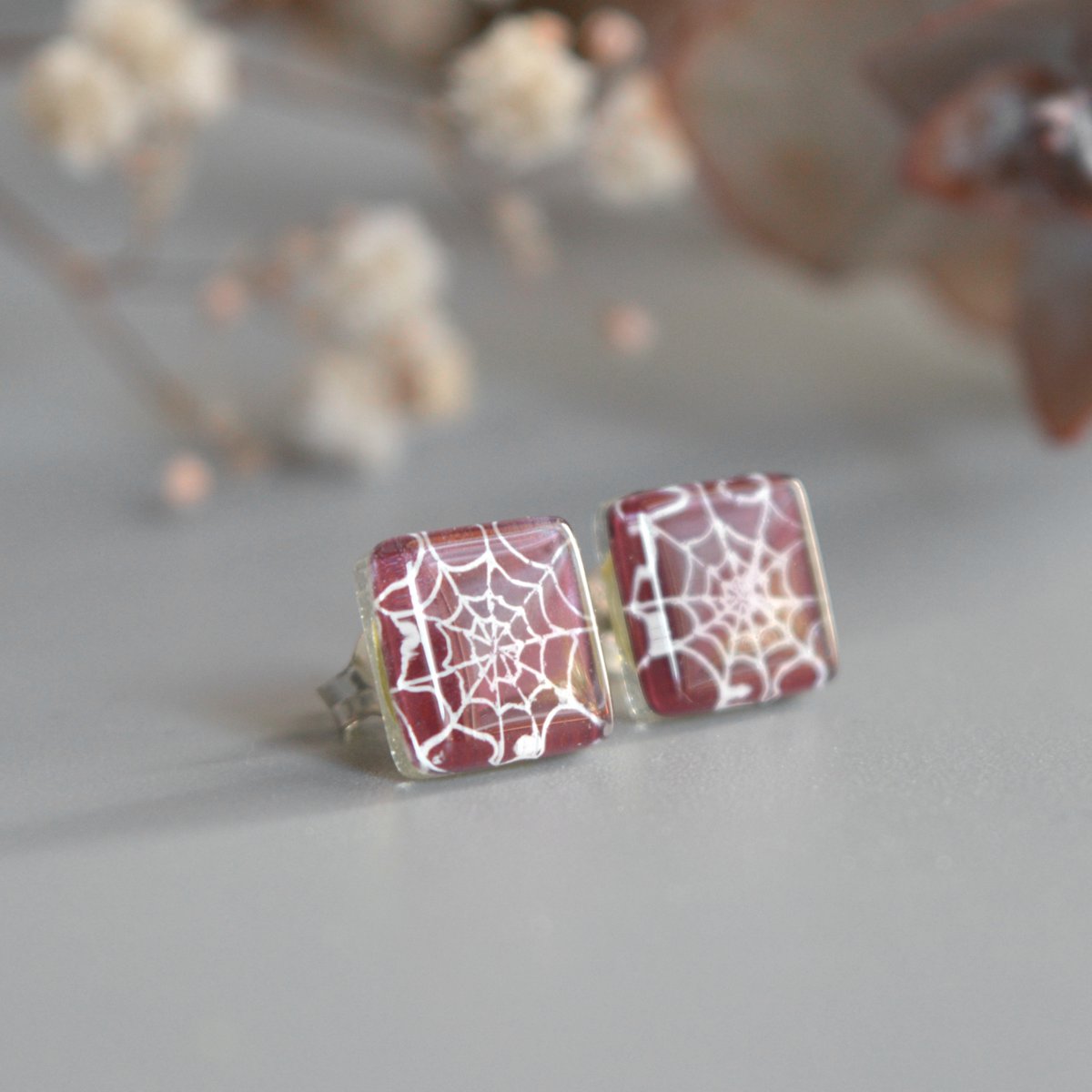 Boucles d'oreilles uniques en toile d'araignée, Couleur violet foncé, Verre recyclé et argent sterling