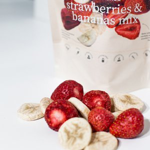 Gefriergetrocknete Erdbeeren-Bananen-Mischung (hergestellt aus frischen, lokal angebauten Erdbeeren)