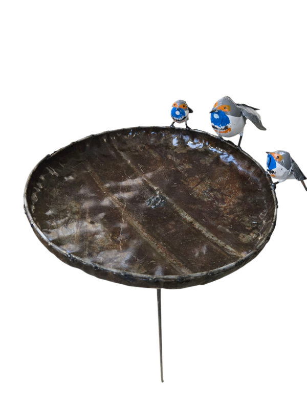 Métal grand bol de gorge bleue Birdfeeder sur bâton