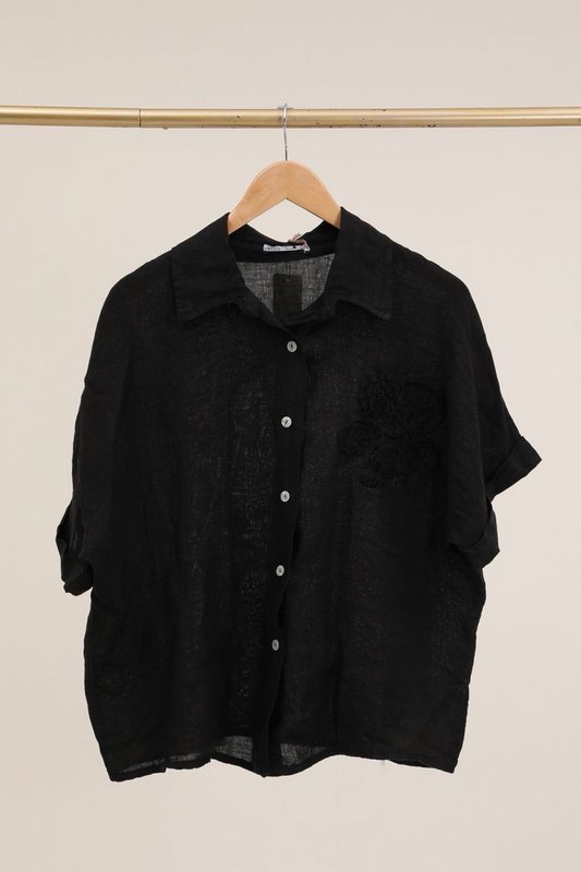 Camicia con un riferimento di fiori di lino. 20341