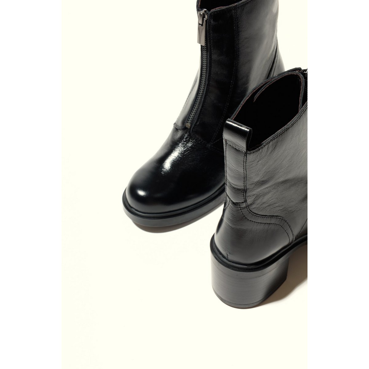 NOELIA BLACK – Stiefeletten aus rissigem Leder mit Frontreißverschluss
