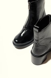 NOELIA BLACK – Stiefeletten aus rissigem Leder mit Frontreißverschluss