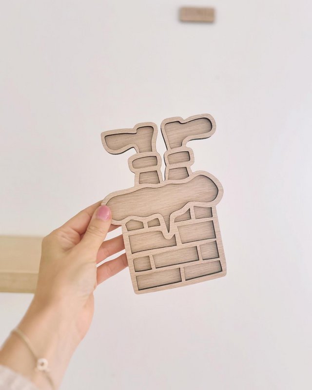Wooden play tray · Piet in chimney