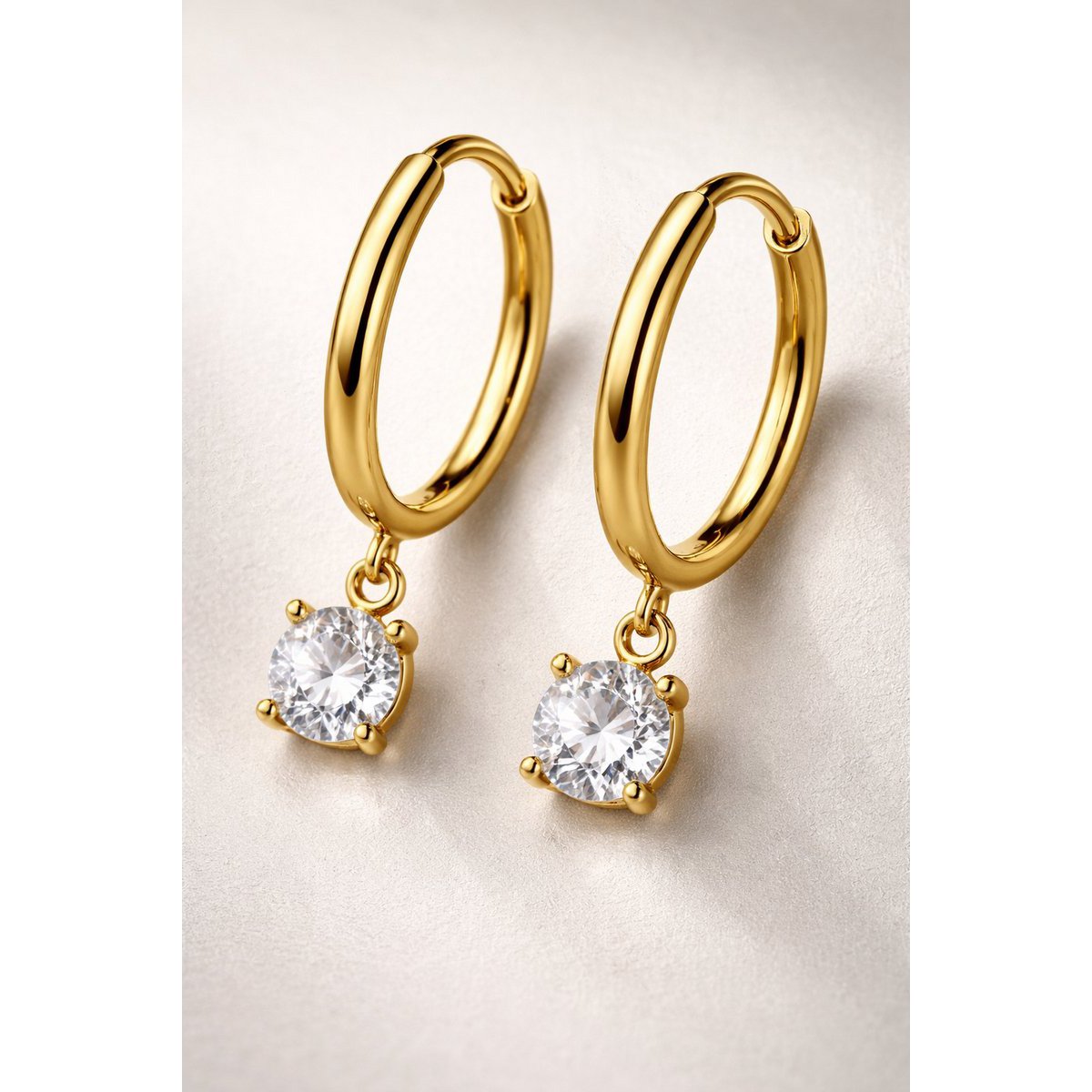 Cathie – Boucles d'Oreilles Huggie avec Pendentif Zircone – Plaqué Or