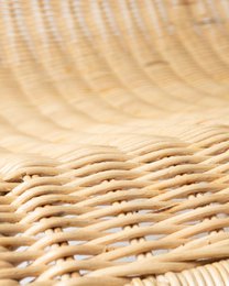 Sedia a dondolo Kukup in rattan naturale, realizzata a mano con finitura naturale, altezza 80 cm lunghezza 66 cm profondità 102 cm, provenienza Indonesia