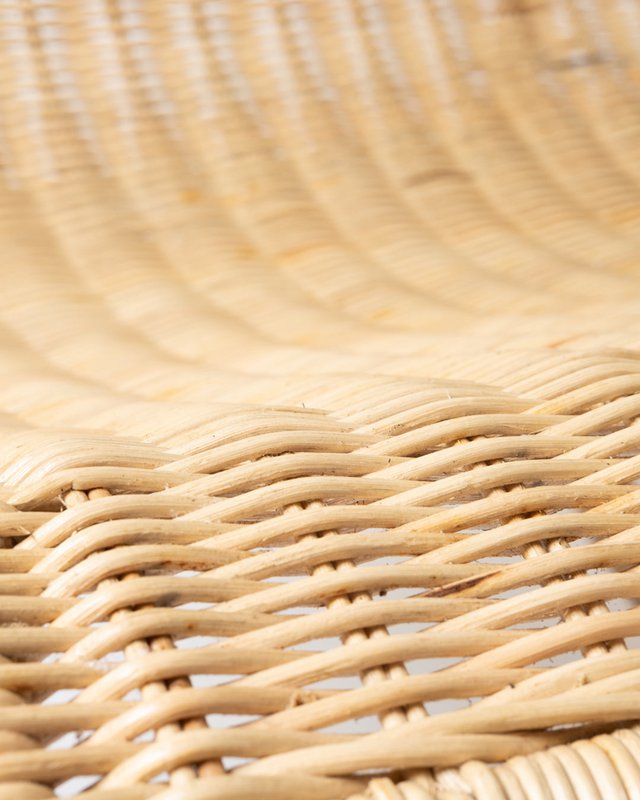 Sedia a dondolo Kukup in rattan naturale, realizzata a mano con finitura naturale, altezza 80 cm lunghezza 66 cm profondità 102 cm, provenienza Indonesia