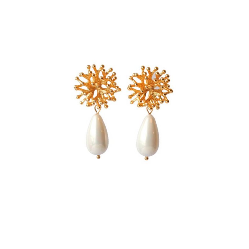 Boucles d'oreilles avec clou d'oreille plaqué or 24 carats et perle de coquillage