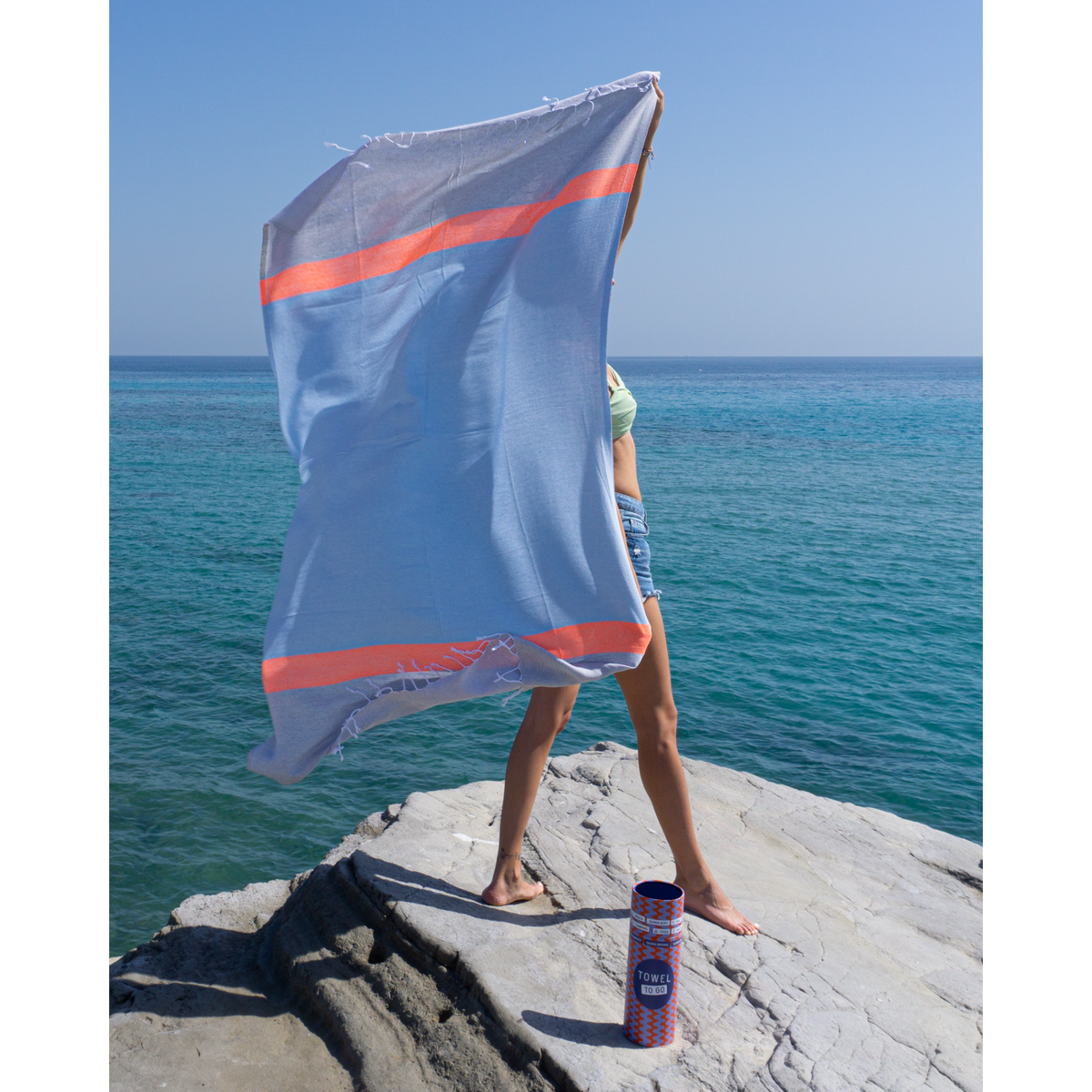 TOWEL TO GO NEON Strandlaken van gerecycled katoen 180x100 cm | Lichtgewicht sneldrogend | Blauw / Grijs | met geschenkdoos