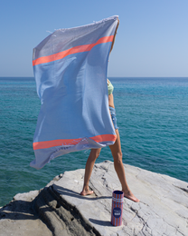 TOWEL TO GO NEON Telo mare in cotone riciclato 180x100 cm | Leggero Asciugatura rapida | Blu/Grigio | con confezione regalo