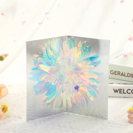 Biglietto pop-up 3D con fiori scintillanti e torta di compleanno