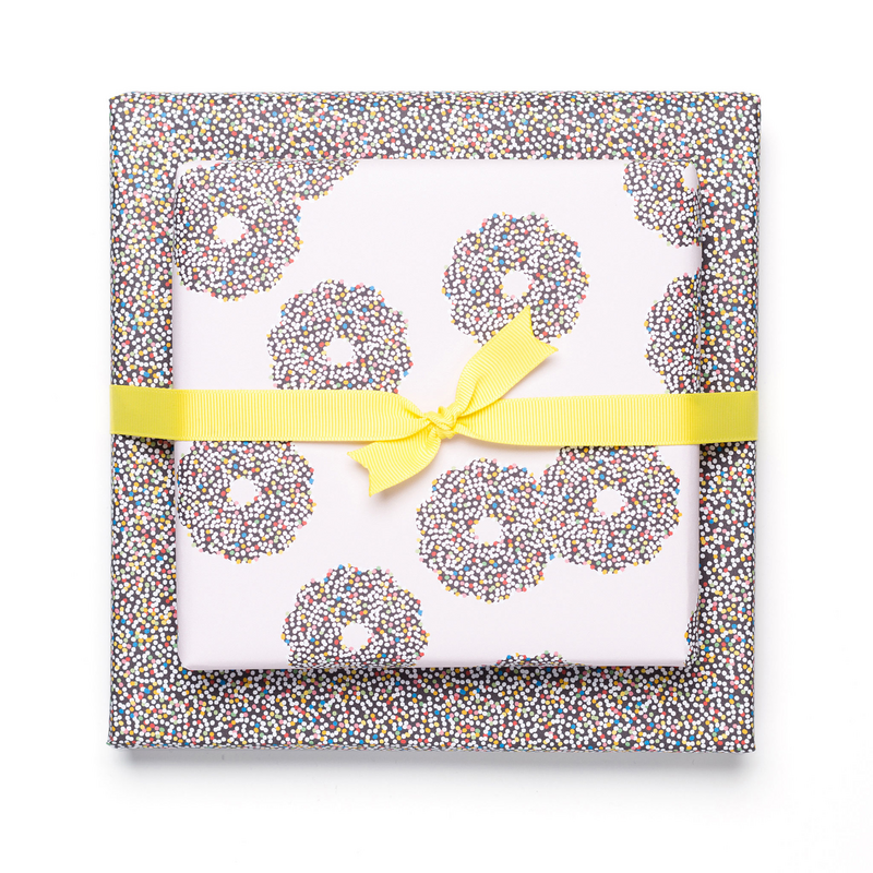 Carta da regalo natalizia sostenibile carta da regalo rosa, marrone rosa "Ghirlande di cioccolato" - carta da regalo fronte-retro realizzata con carta riciclata al 100%