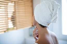Soft, absorbent hair towel in emerald green and pink colors, designed for easy drying and styling.
