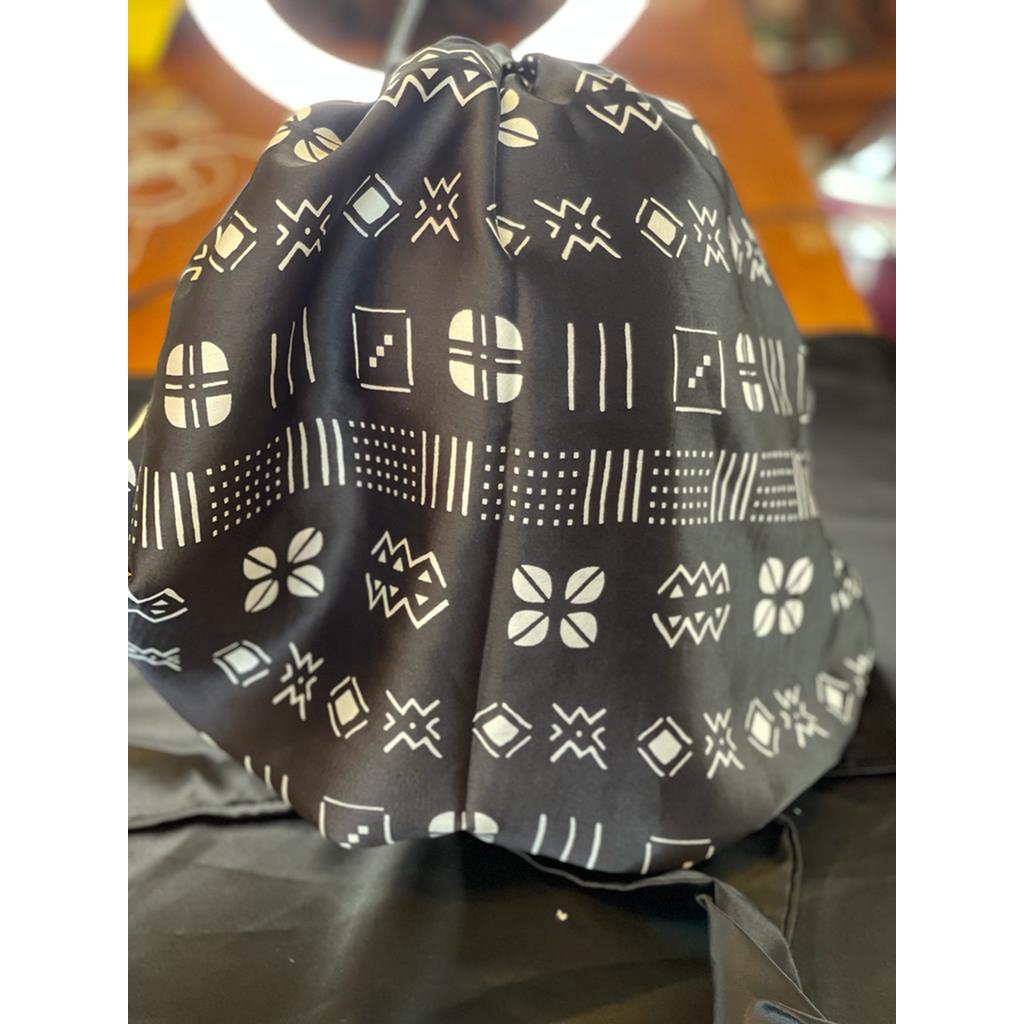 Satynowa czapka śpiąca Mama Theresa na afro -locken - Polka Dot Bogolan Print