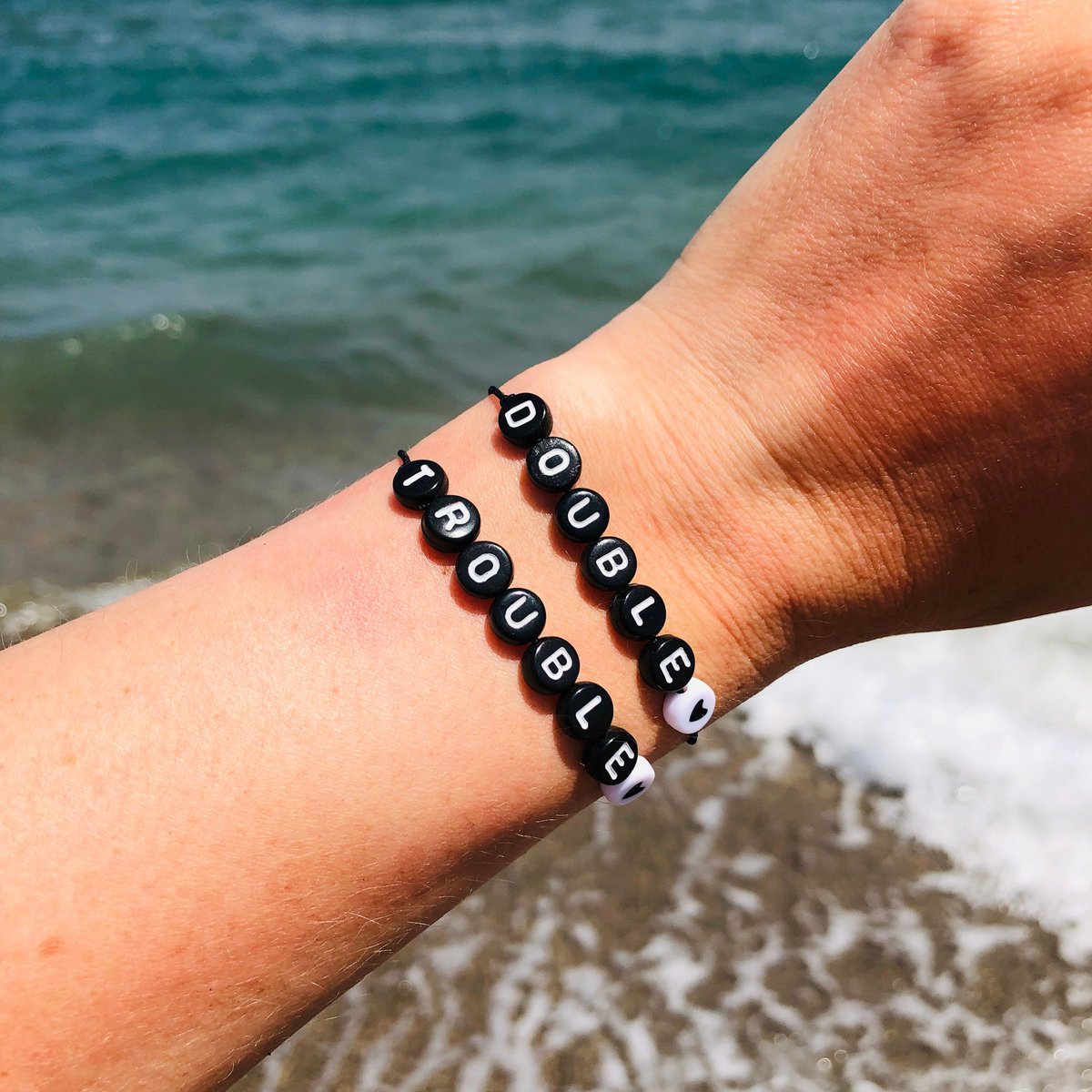 Armbänder Double & Trouble Schwarz und Weiß 2 Stück