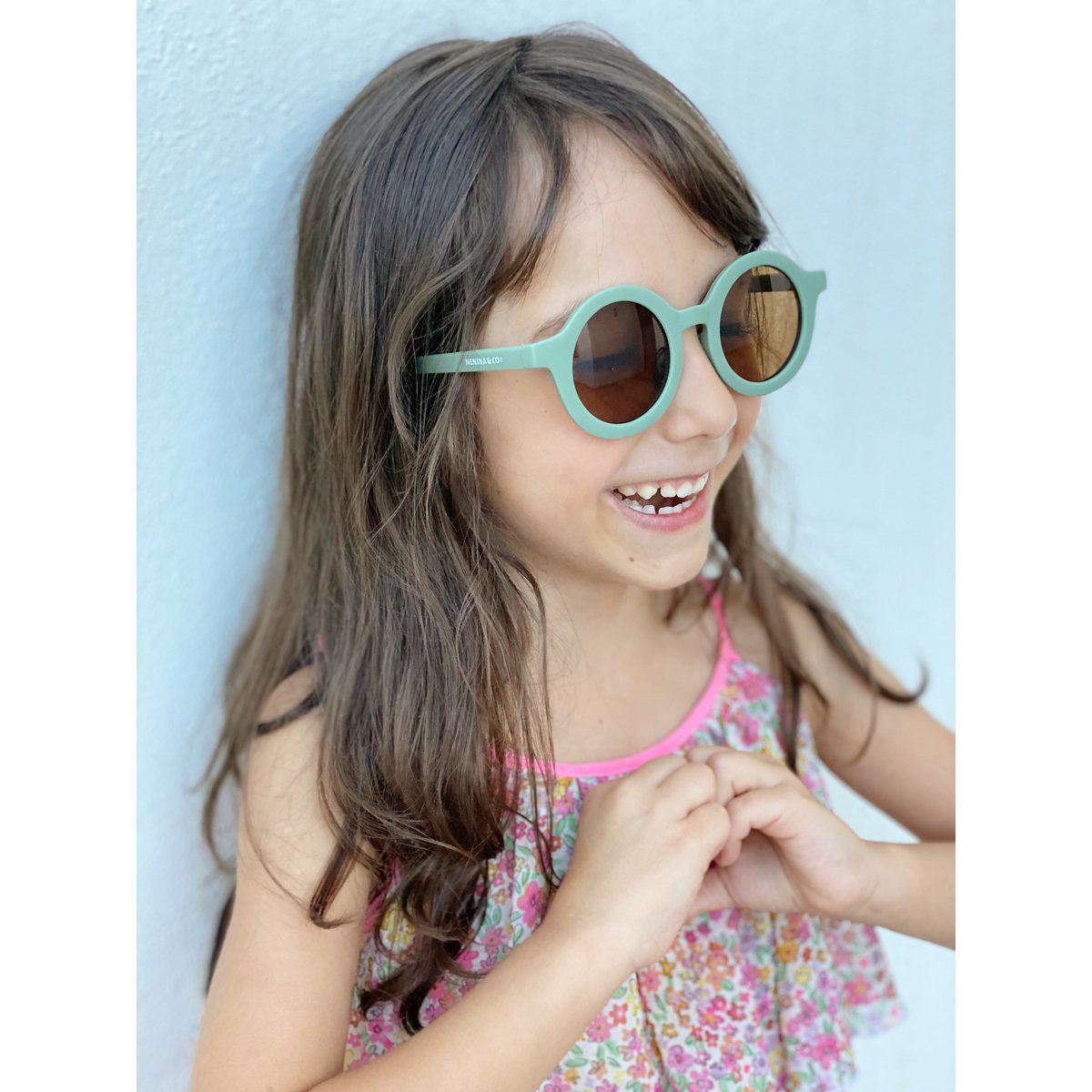 Nachhaltige grüne Baby-Sonnenbrille Nenina & Co