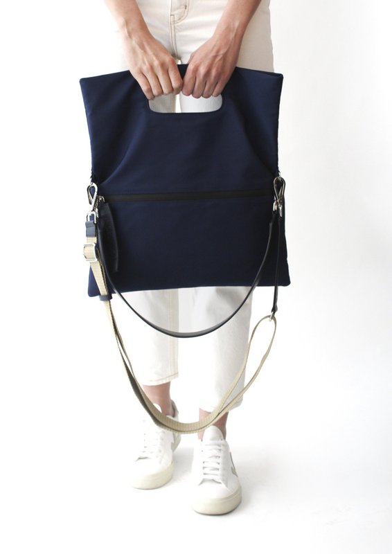 CARMEN TAS | BLAUW