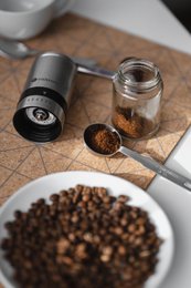Manual hand coffee grinder with ceramic grinder