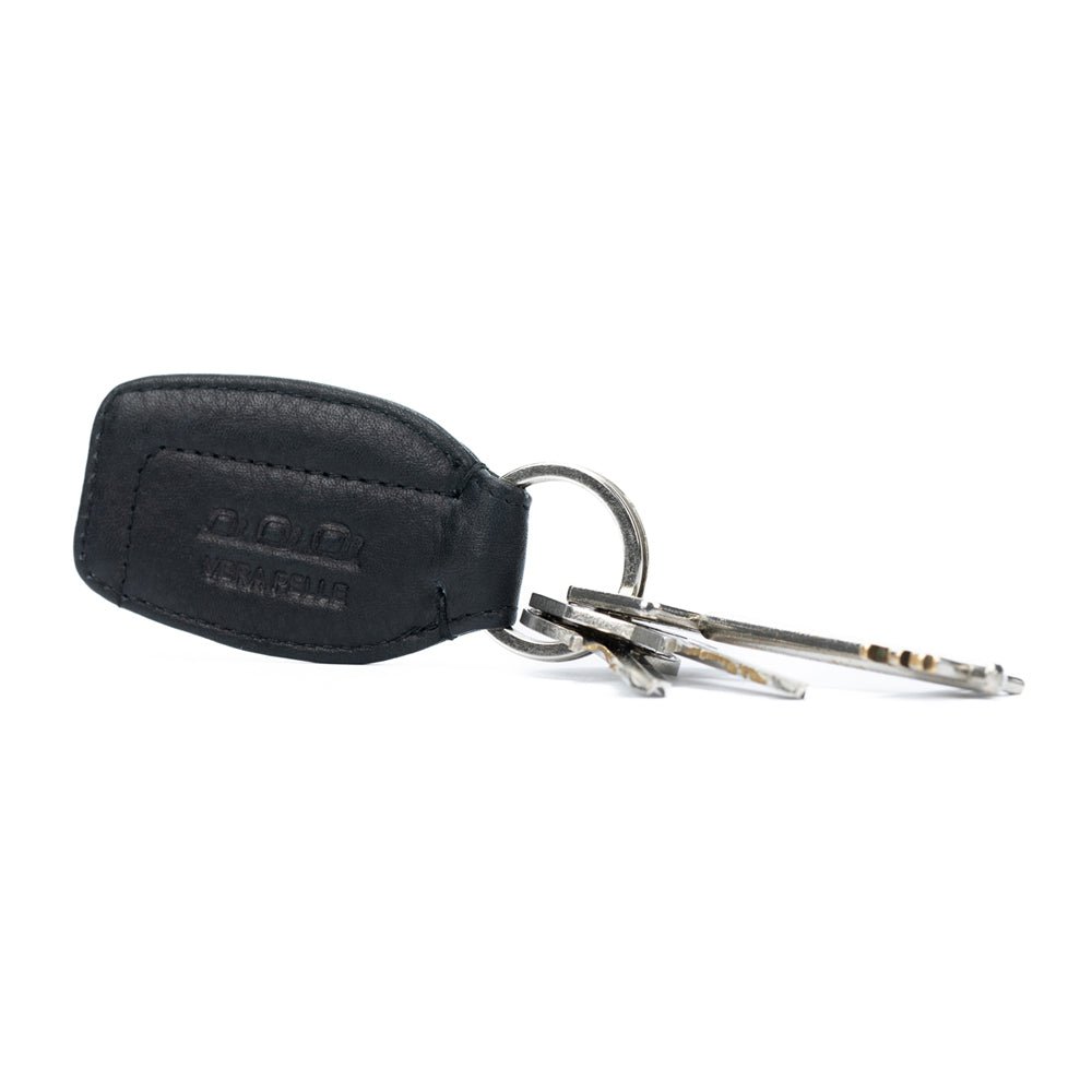 K10753AB | Sleutelhanger van echt volnerf leer, met lichte nerf. Zwarte kleur Ring van gepolijst nikkel. Totale afmetingen: 3,5 x 9 x 0,5 cm. Verpakking: stijve bodem/deksel geschenkdoos