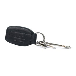 K10753AB | Sleutelhanger van echt volnerf leer, met lichte nerf. Zwarte kleur Ring van gepolijst nikkel. Totale afmetingen: 3,5 x 9 x 0,5 cm. Verpakking: stijve bodem/deksel geschenkdoos