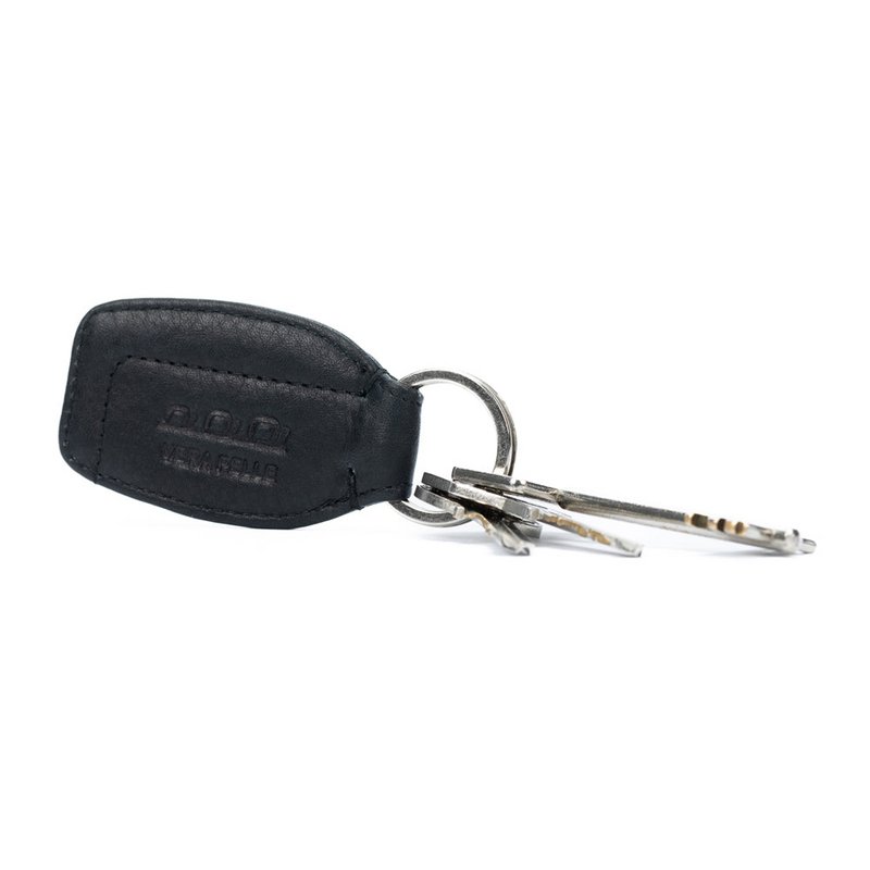 K10753AB | Sleutelhanger van echt volnerf leer, met lichte nerf. Zwarte kleur Ring van gepolijst nikkel. Totale afmetingen: 3,5 x 9 x 0,5 cm. Verpakking: stijve bodem/deksel geschenkdoos