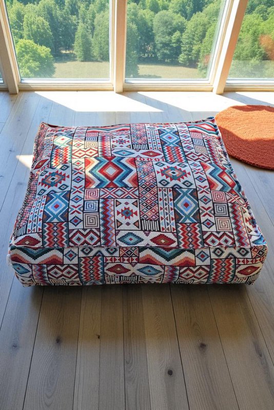 n.76 Cuscino da terra e Pouf