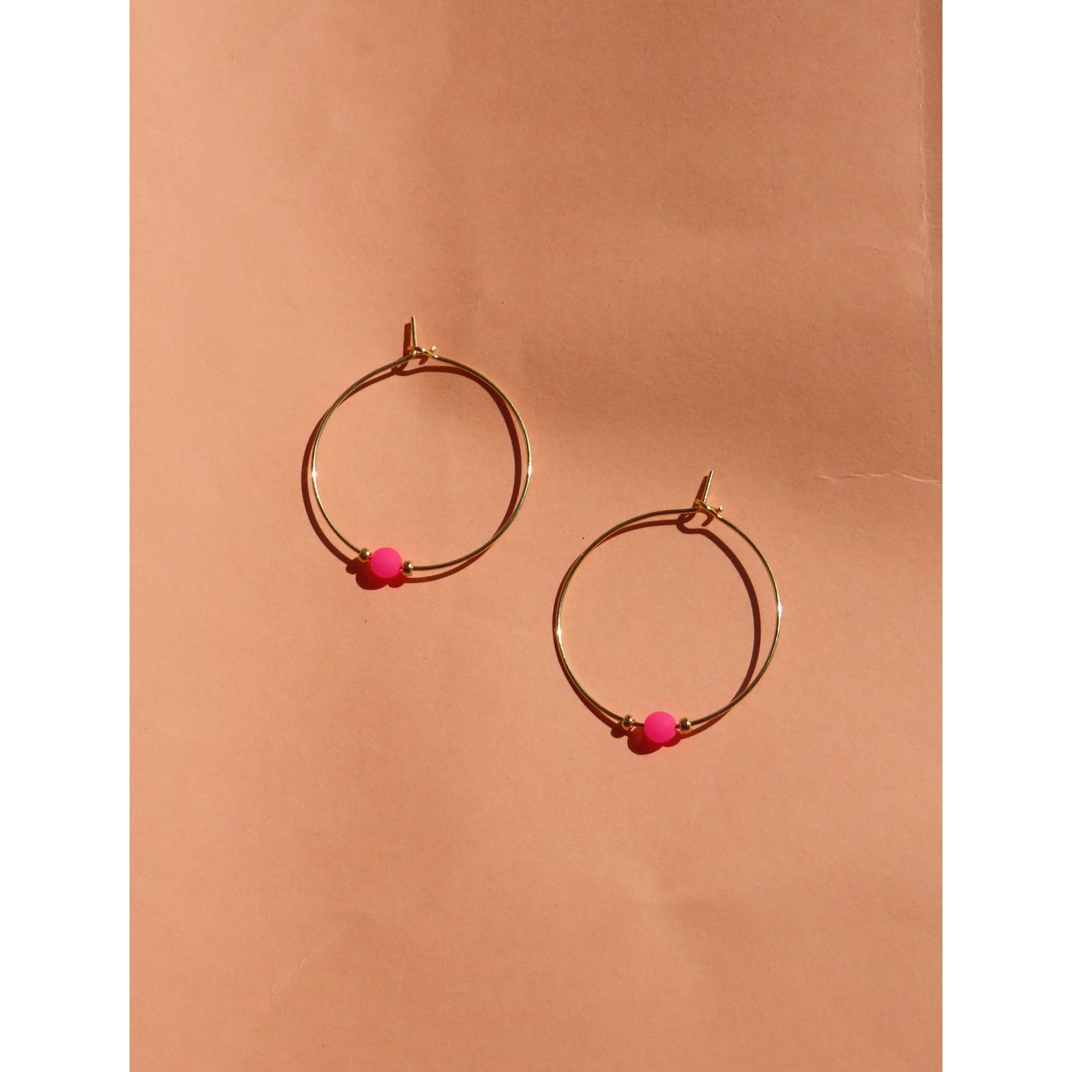 Pink Neon Perle an goldener Edelstahl Creole