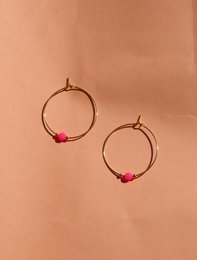 Perle fluo rose sur créole en acier inoxydable doré