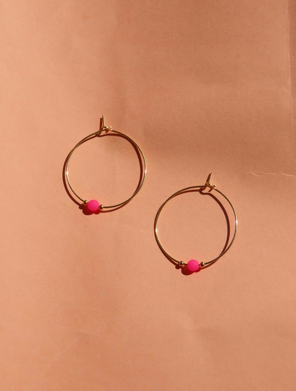 Pink neon pearl on a golden stainless steel creole