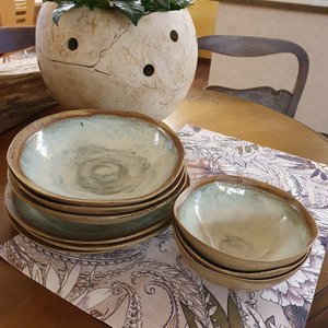 Serveerschaaltje ca. 23 cm x 6 cm (H) servies, handgemaakt, steengoed, uniek, bord, roomwit, mat