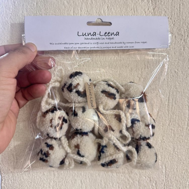 Luna -Leena Garland Pom Pom Leopard - L 2m - 100% weiche Wolle - handgefertigt in Nepal