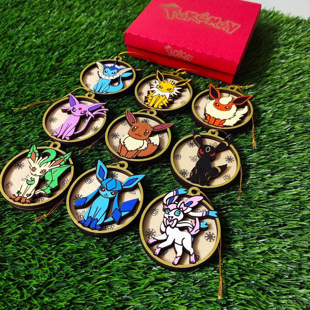 Set aus 9 hölzernen Pokémon-Weihnachtsornamenten, Evoli, buntes Geek-Geschenk, Weihnachtsbaumschmuck, Heimdekoration, umweltfreundliche Weihnachtsdekoration