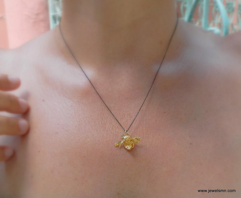 Collana con gioielli ape: ciondolo in oro ispirato alla natura - ottone riciclato ecologico