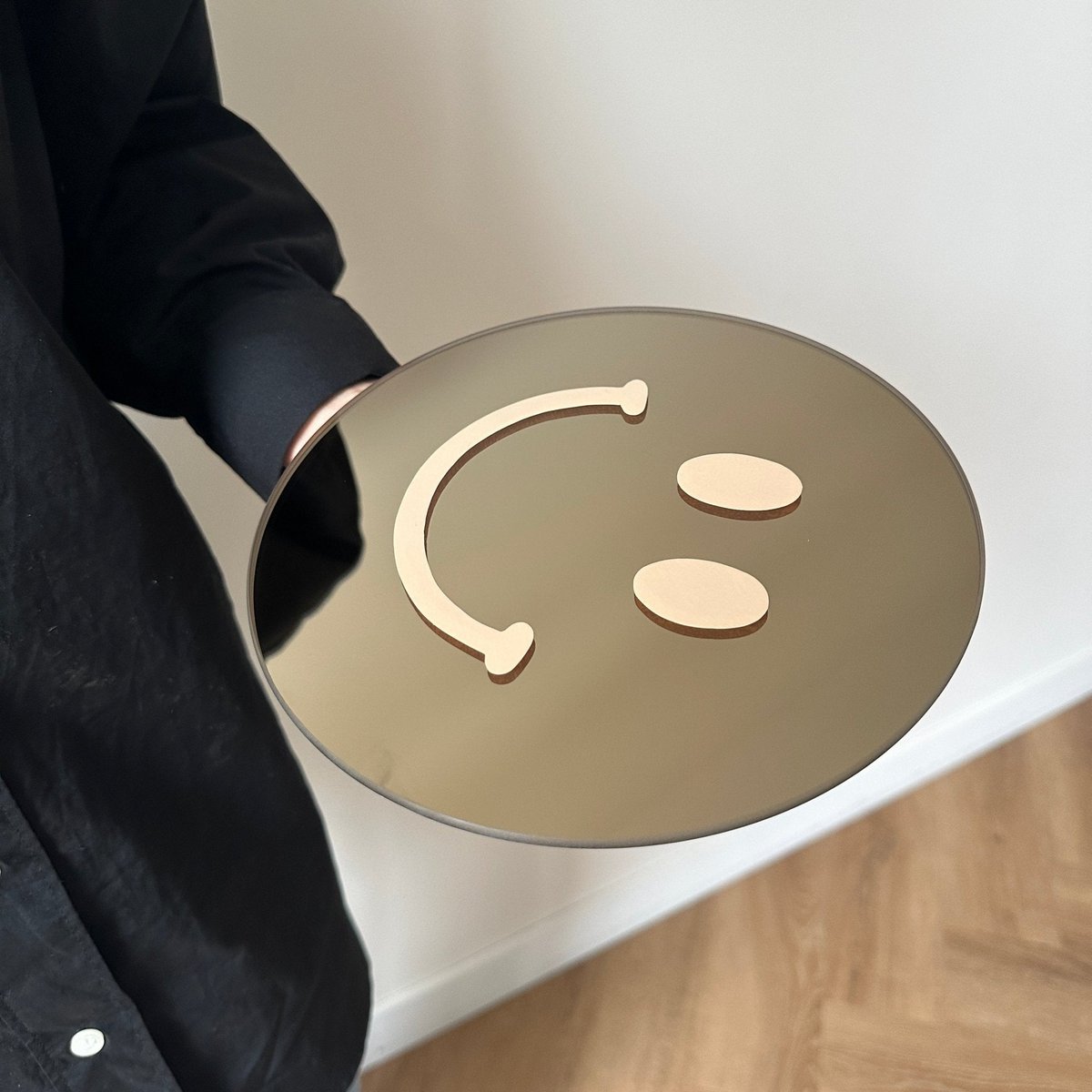 Das kleine beige Lächeln