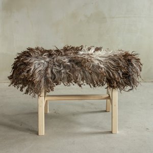 Krullende schapenvacht en houten bank | Natuurlijk ongeverfd | 70x20x46 cm