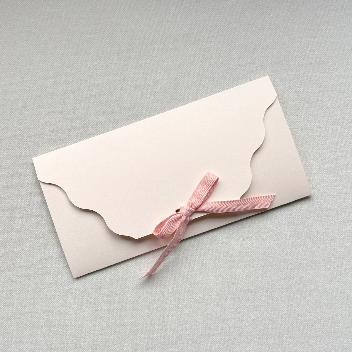 Geschenkverpackung, Gutscheinverpackung, Geldgeschenk, Konzertkarten, Umschlag NUDE mit Wellenschnitt und Naturband (VE = 5 Stück) 