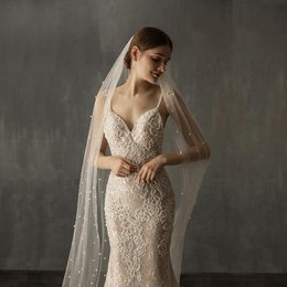 Velo de novia largo catedral con perlas y flores de encaje
