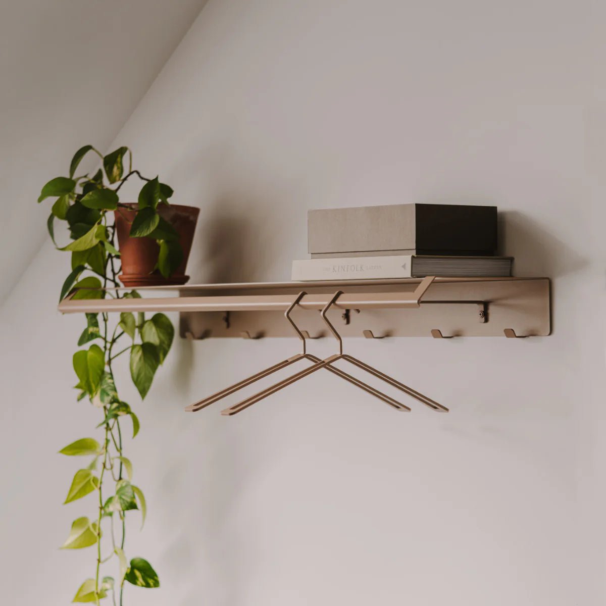 Perchero de pared Ibiza – colgador de pared con estante y ganchos