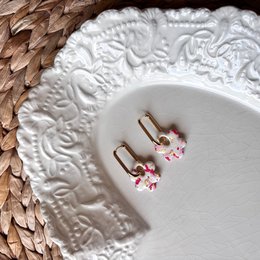 Dolce Fiore – Handgefertigte Creolen mit Blume