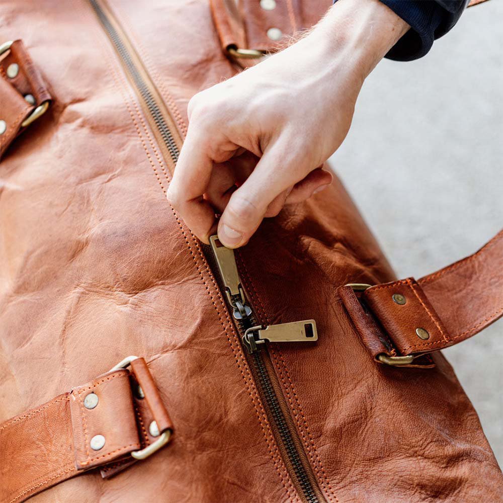 Borsa da viaggio in pelle marrone fatta a mano – Borsone artigianale "Executive Organizer" da 20" con moschettone interno per chiavi e rivetti alla base