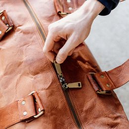 Håndlavet rejsetaske i brunt læder – Artisan 20" "Executive Organizer" duffel med indvendig nøglekarabinhage og bundnitter