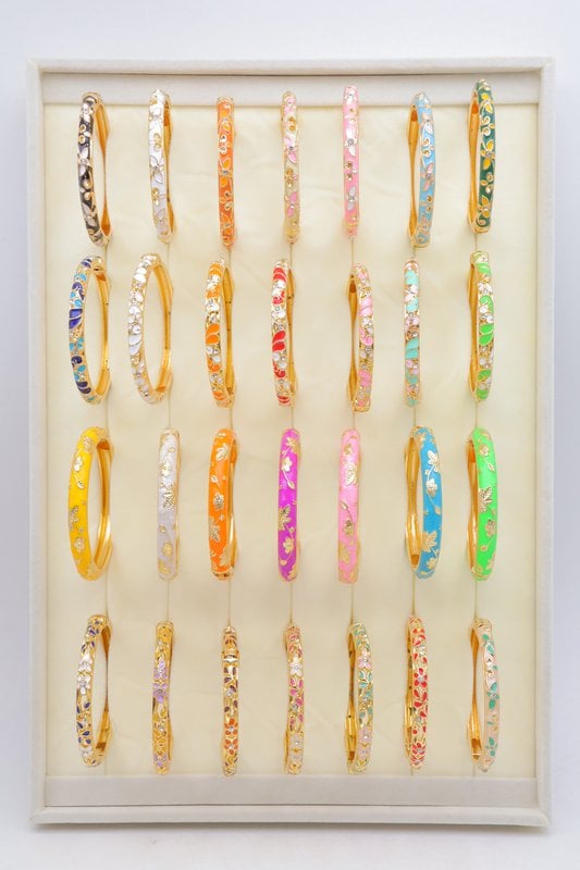 Lot de 28 bracelets joncs thaïlandais assortis en laiton, présentés à plat dans un grand coffret de présentation à cadre.