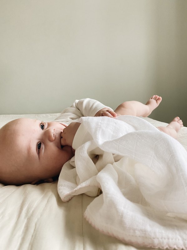 Muslin med hæklet piping - lys pink
